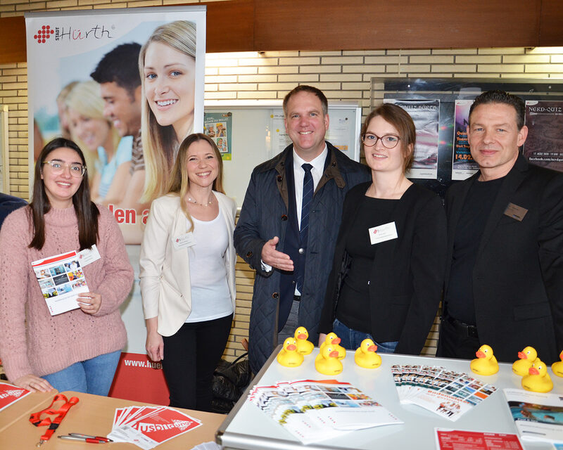 Bürgermeister Dirk Breuer beim Stand der Stadt Hürth.