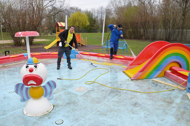 Säuberungsarbeiten Familienbad "De Bütt".