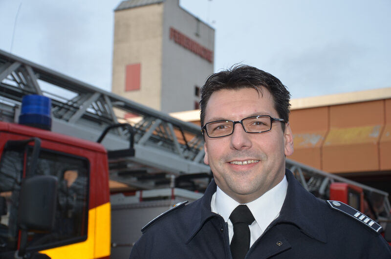 Michael Mund vor einem Feuerwehrwagen.