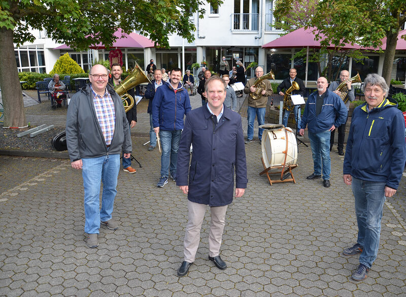 Peter Horst jun., Bürgermeister Dirk Breuer, Hans-Josef Lang und andere.