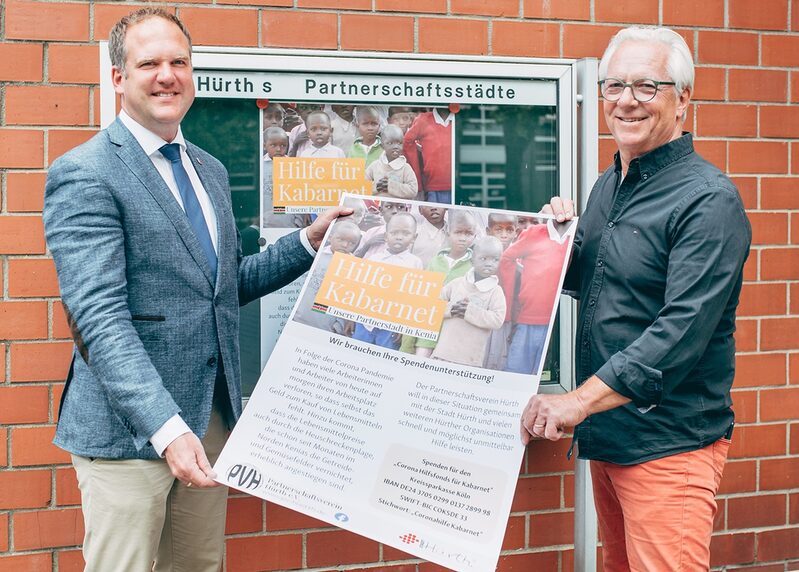 Bürgermeister Dirk Breuer und Rüdiger Winkler halten ein Plakat.