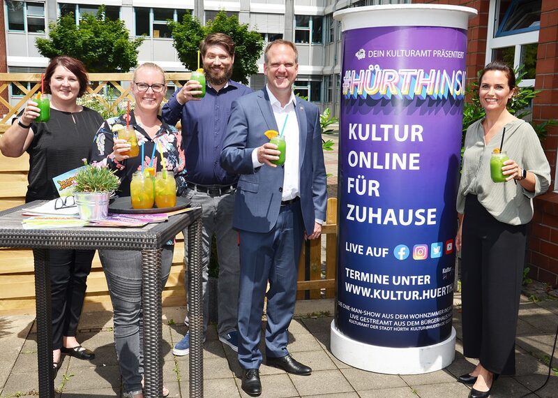 Diana Gawandtka, Marion Zahn, Michael Cöln, Bürgermeister Dirk Breuer stehen vor einer Litfaßsäule mit der Aufschrift #HürthInside