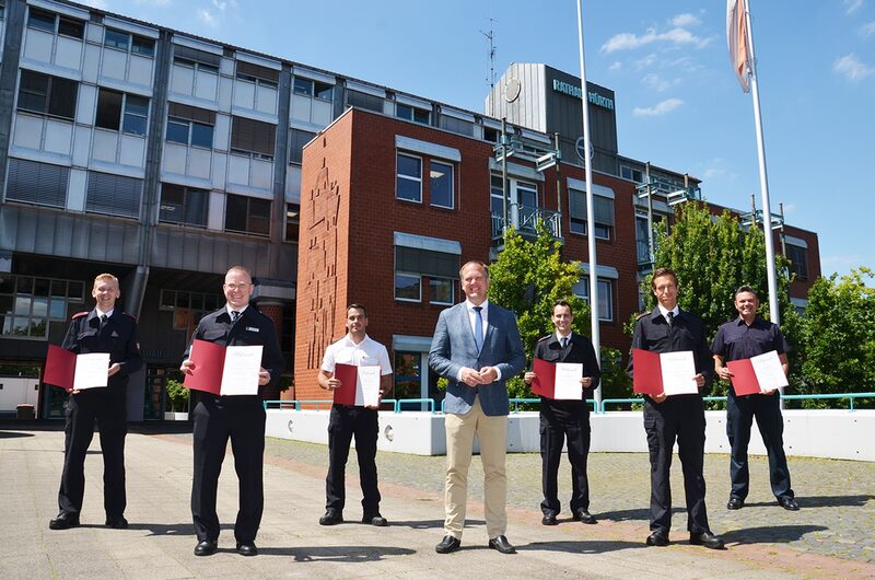 Bürgermeister Dirk Breuer,Ingo Lenz, Andreas Nußbaum, Jürgen Schweinsburg, Fabian Waschipki, Sven Zappe und Thomas Wilhelm stehen vor dem Rathaus Hürth..