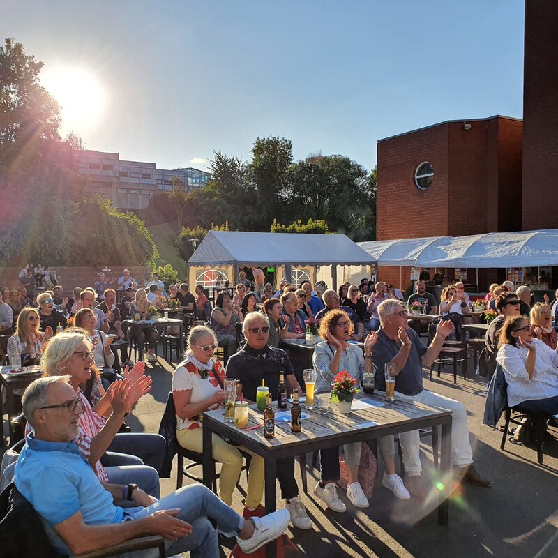 Publikum im Kulturbiergarten Hürth.