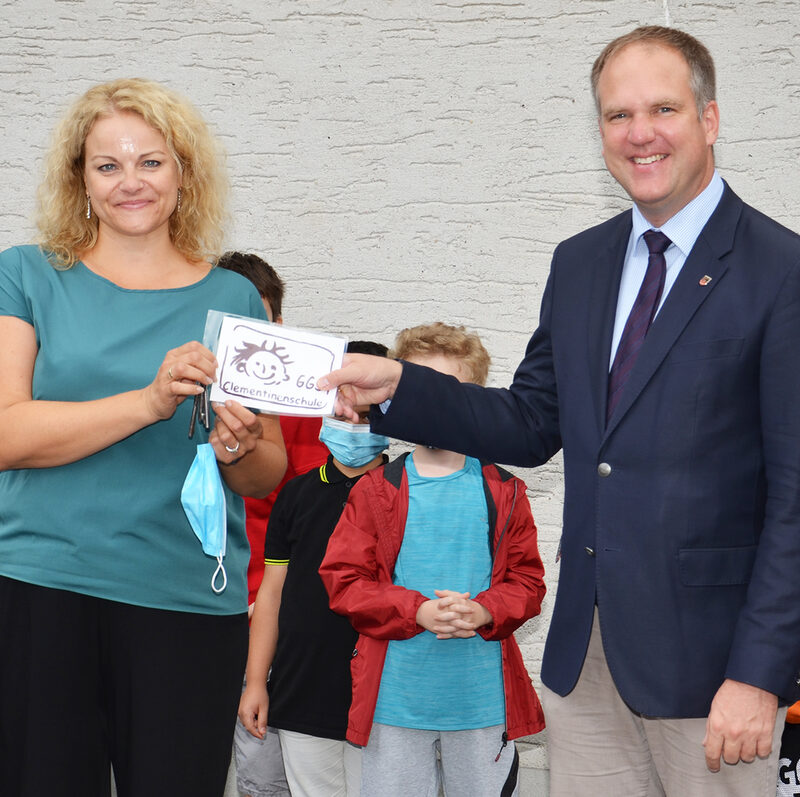 Bürgermeister Dirk Breuer bei der Schlüsselübergabe Clementinenschule.