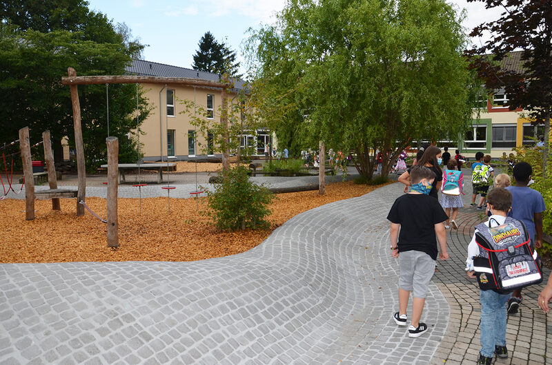 Schüler auf dem Weg in die Clementinenschule.