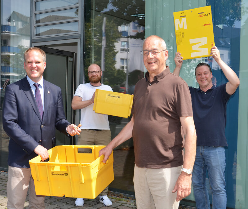 Bürgermeister Dirk Breuer vor Postfiliale.