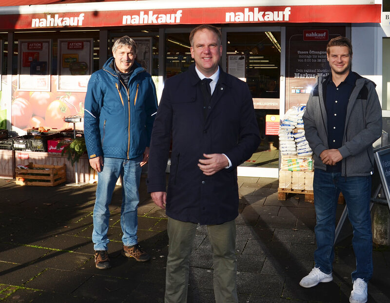 René Irrgang (r.) möchte die nahkauf-Filiale am 20. Januar 2021 wiedereröffnen. Mit ihm freuen sich (v.l.) Ortsvorsteher Hans-Josef Lang und Bürgermeister Dirk Breuer.