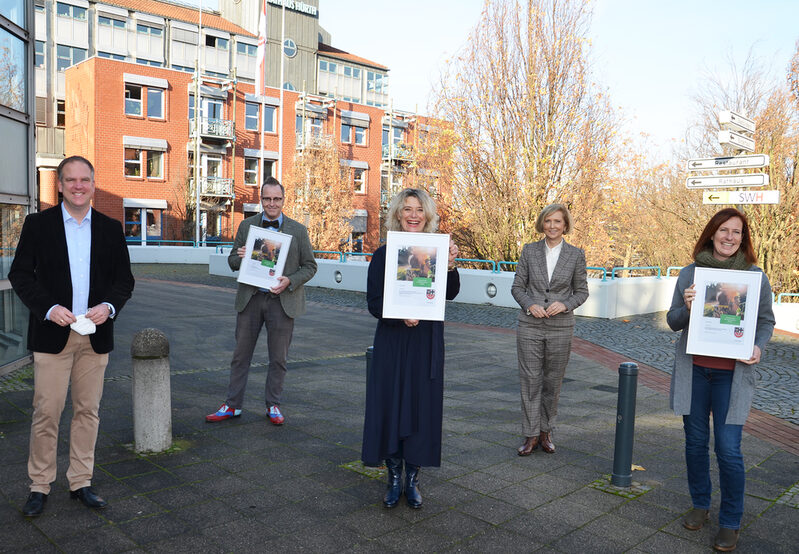 Im Beisein von Martina Meyer von der Westenergie AG (2.v.r.) hat (v.l.n.r.) Bürgermeister Dirk Breuer den Klimaschutzpreis verliehen an Michael Schumacher (Lions Club Hürth) Birgit Schorn (Gemeinschaftsgrundschule Kendenich) und an Daniela Haferkorn (Gemeinschaftshauptschule Kendenich.