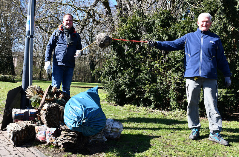 Bürgermeister Dirk Breuer (l.) und Ingo Müller machten mit beim Frühjahrsputz und befreiten den Burgpark im Stadtteil Hermülheim von Unrat.