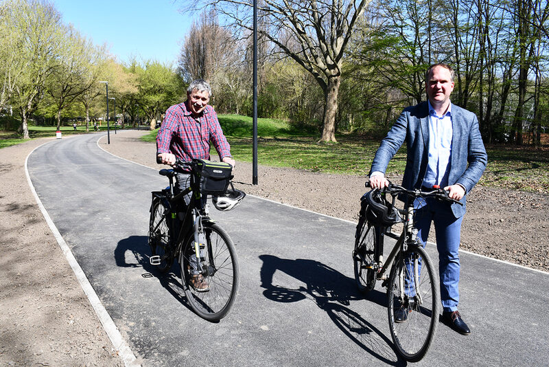 Bürgermeister Dirk Breuer (r.) und Ortsvorsteher Hans-Josef Lang inspizierten auf ihrer Jungfernfahrt die neue Wegeverbindung zwischen Horbeller Straße und Bonnstraße.