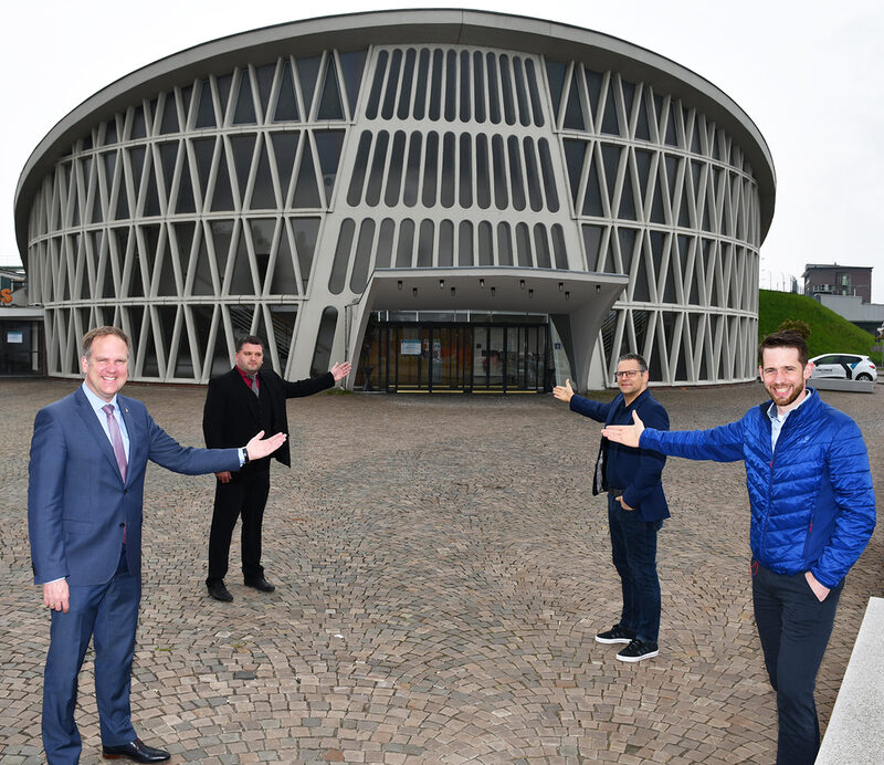 Hereinspaziert, hereinspaziert: Bürgermeister Dirk Breuer, Standesbeamter Thomas Müller, Location-Manager André Sacher und YNCORIS-Facility-Manager Christoff Jakobs (v.l.n.r.) weisen den Weg ins Feierabendhaus.