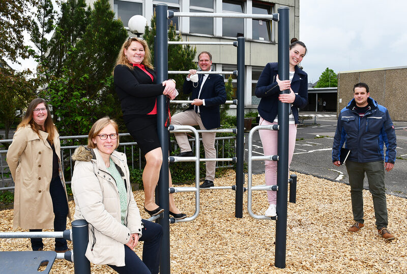 Gabriele Breuer (Fördervereinsvorsitzende der GHS–Kendenich), Kerstin Horst (stellvertretende Fördervereinsvorsitzende), Rita Röbel (Schulleitung), Bürgermeister Dirk Breuer, Katharina Frorath (Kassiererin im Förderverein) und Oliver Schloesser vom städtischen Amt für Gebäudewirtschaft nahmen das neue Sportgerät in Betrieb.