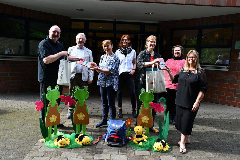 Gute Laune bei der Übergabe vor der Kindertagesstätte St. Severin: (v.l.n.r.) Pfarrer Werner Friesdorf, Vizebürgermeister Peter Prinz, Kita-Leiterin Annegret Keller, Svenja Donow und Julia Fehlisch vom Jugendamt, Katrin Stelzmann von der Caritas Rhein-Erft sowie Ninba Görtz von der Kindertagesstätte St. Severin.