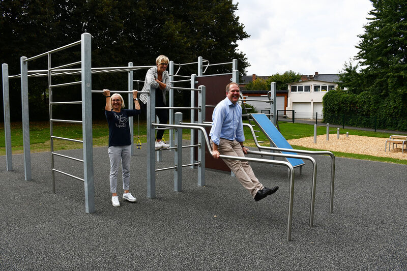 Marliese Rath von den Hürther Stadtwerken, Petra Annen-Waizner von der städtischen Jugendhilfeplanung und Bürgermeister Dirk Breuer (v.l.n.r.) nahmen die neue Calisthenicsanlage in Betrieb.