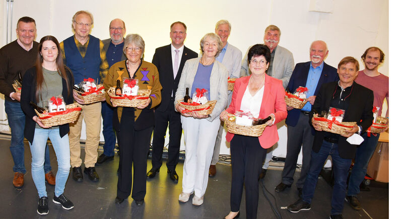 Bürgermeister Dirk Breuer (6.v.l.) würdigte die Verdienste ehemaliger Ratsmitglieder und einer Ortsvorsteherin im Rahmen einer Sondersitzung des Stadtrates.