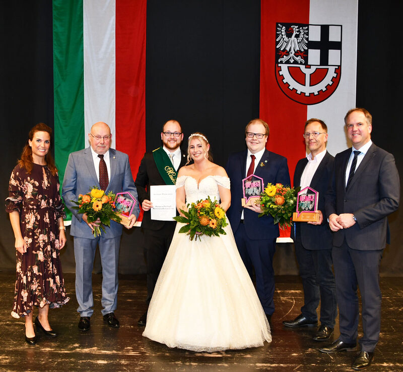 Bürgermeister Dirk Breuer (r.) zeichnete im Beisein von (v.l.n.r.) Kulturamtsleiterin Kati Ulrich Karl-Heinz Hellmick, Tobias Steppkes, Ellen Schneider, Niklas Außem und Bernd Gellert mit dem Heimatpreis aus.