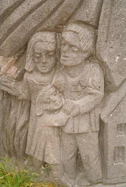 Darstellung ermordeter Hürther Juden am Wendelinusbrunnen im Stadtteil Berrenrath.