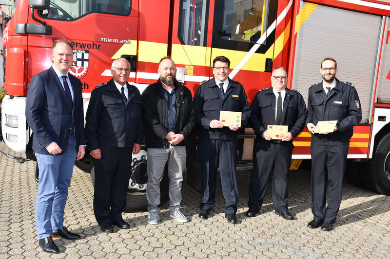 Nach Verteilung der Verzehrgutscheine versammelten sich (v.l.n.r.) Bürgermeister Dirk Breuer, stellvertretender Feuerwehrchef Helmut Schmitz, Feuerwehrchef Michael Mund, Karl Zisterer, Gleuels Löschzugführer Dirk Ostermann und Hermülheims Löschzugführer Björn Obermeyer fürs Gruppenfoto.