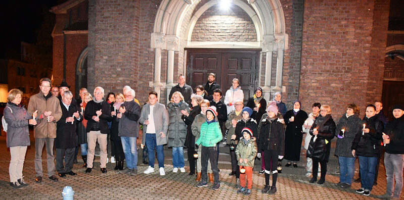 Teilnehmer des Schweigemarsches vor der Kirche St. Katharina.