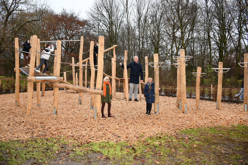 Marliese Rath, Bürgermeister Dirk Breuer und Petra Annen-Waizner nahmen die Sportanlage in Betrieb.