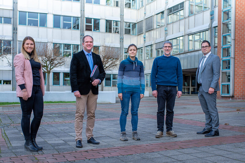 v.l.n.r. Jana Nix, Servicestelle beim Bürgermeister, Dirk Breuer, Bürgermeister, Kathrin Kwiatkowski, LANUV, Dr. Ralf Both, LANUV, Marco Dederichs, Kämmerer und Leiter Zentrale Dienste