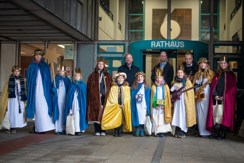 Bürgermeister Dirk Breuer (hintere Reihe links) empfing im Beisein der Beteiligten die Sternsinger vor dem Rathaus.