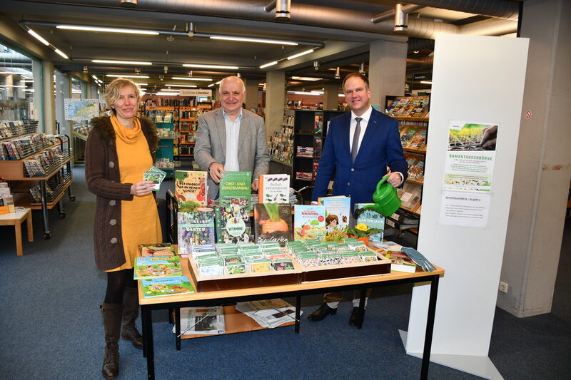 Bürgermeister Dirk Breuer (r.) und Agenda-Hürth e.V.-Vorstand Dr. Rolf Meier haben heute im Beisein von Stadtbüchereileiterin Barbara Hoevels die Samentauschbörse in der Hürther Stadtbücherei eröffnet.