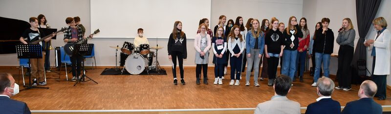 Schülerinnen und Schüler begleiteten die Schlüsselübergabe musikalisch.