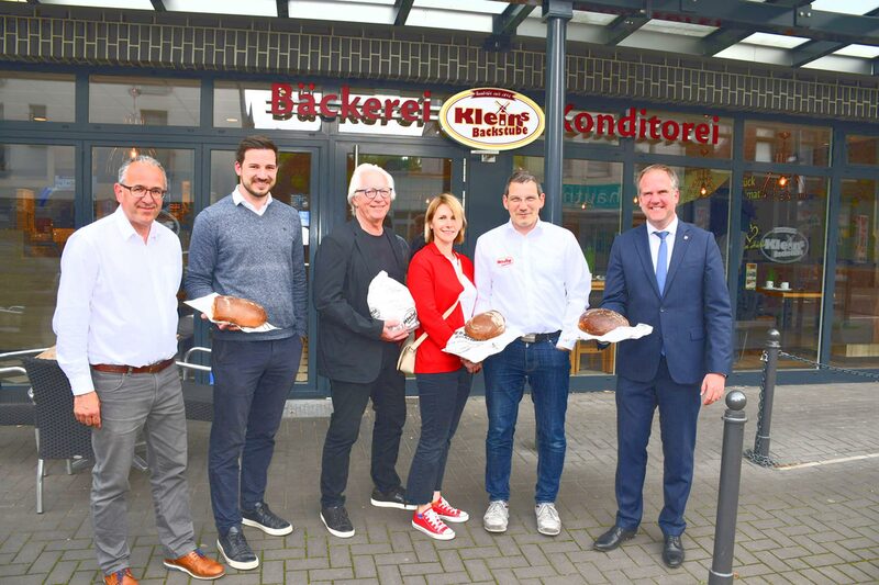 Gute Laune kam bei der Spendenübergabe vor der Filiale im Stadtteil Gleuel auf: (v.l.n.r.) Uwe Nieswandt, André Klein, Rüdiger Winkler, Svitlana Chebotar, Oliver Klein und Bürgermeister Dirk Breuer.