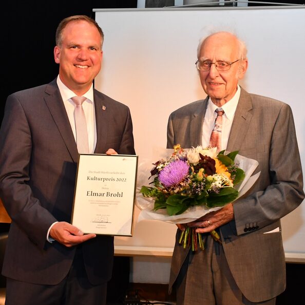 v. l.  Bürgermeister Dirk Breuer und Kulturpreisträger Elmar Brohl.