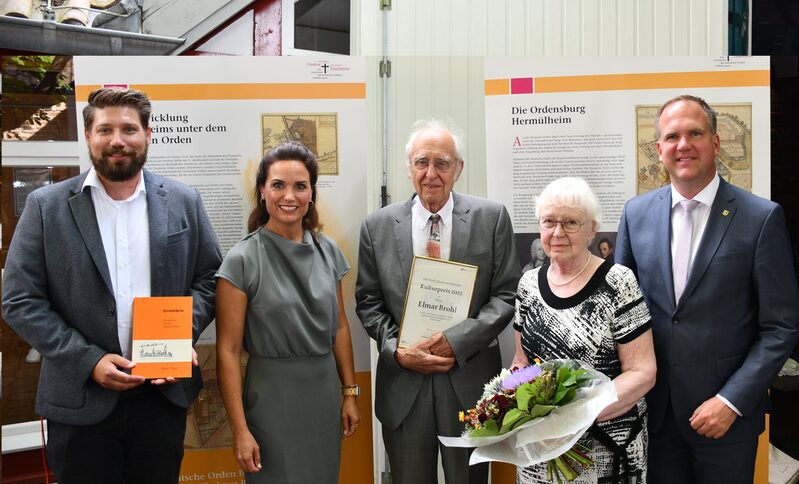 v. l. Michael Cöln, Leiter des Stadtarchivs, Kati Ulrich, Leiterin des Kulturamtes, Elmar und Waltraud Brohl, Dirk Breuer, Bürgermeister.