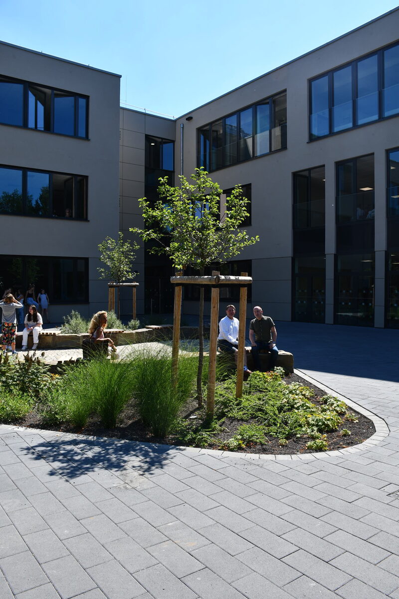 Pünktlich zum Schulbeginn wurde der Schulhof fertiggestellt. Im Herbst soll die Fläche begrünt werden. Stellvertretender Schulleiter Thomas Knechten (r.) und Lehrer Benjamin Ibizer(l.) freuten sich über die Fertigstellung.