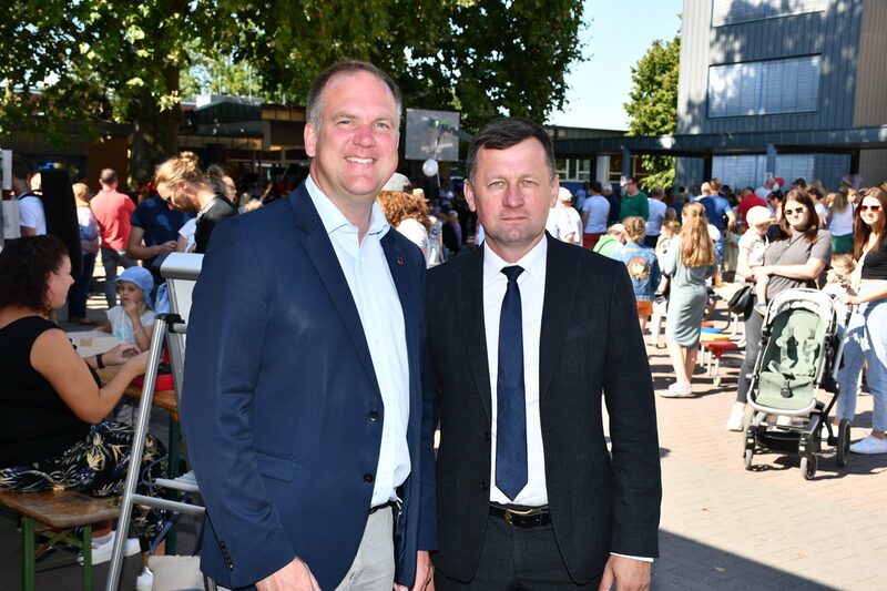 Im Beisein von Bürgermeister Dirk Breuer (l.) dankte sein Amtskollege Zozulya Oleksandr aus der ukrainischen Partnerstadt Peremyschljany den Hürtherinnen und Hürthern für die große Hilfsbereitschaft.