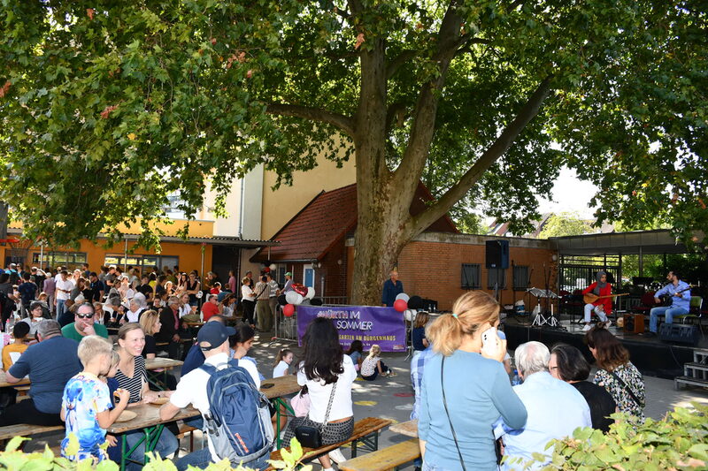 Bei strahlendem Sonnenschein lauschten die Besucherinnen und Besucher den musikalischen Darbietungen.