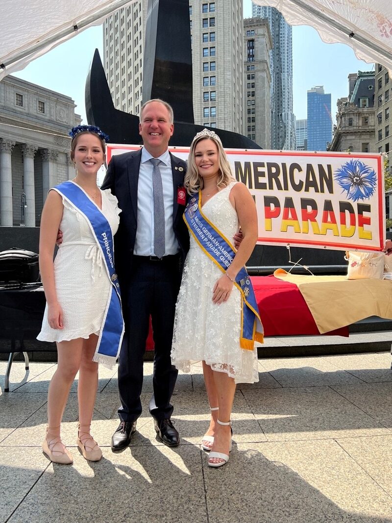 I. d. M. Dirk Breuer, Bürgermeister, und r. Catherine Rabus, Miss German America.