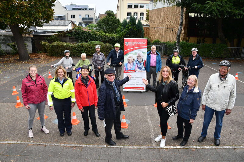 Fürs Gruppenfoto versammelten sich die Anwesenden auf dem Schulhof.