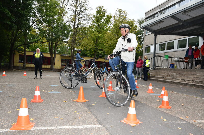 Hier war Geschicklichkeit gefragt, den Fahrradparcours unfallfrei zu meistern.