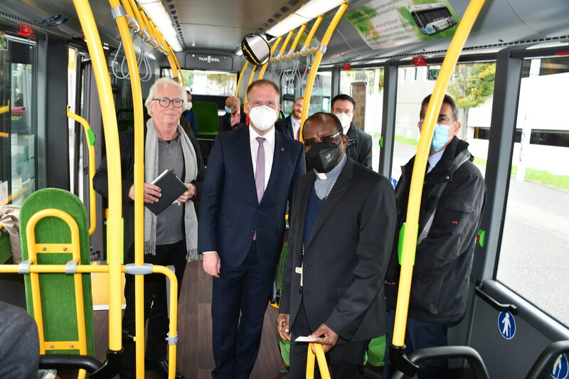 In einem der mit Wasserstoff betriebenen Stadtbusse überzeugte sich der Erzbischof von der Aufenthaltsqualität und vom Komfort.