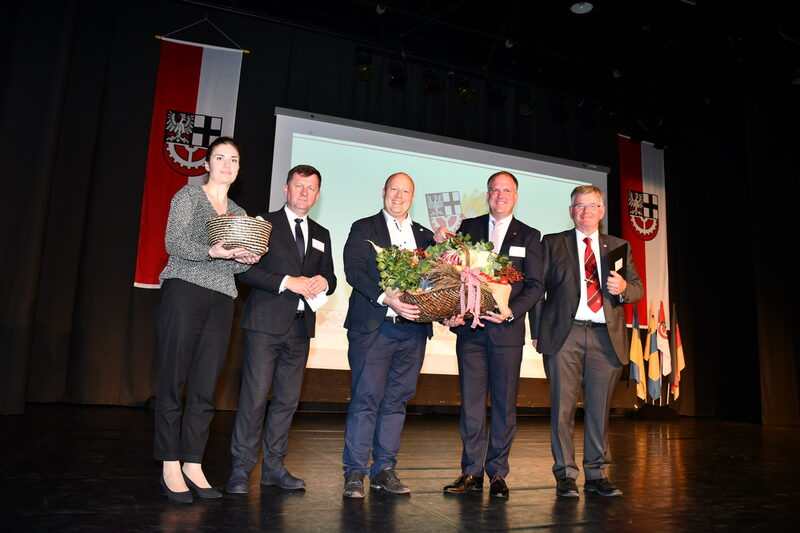 Iryna Shum, Generalkonsulin der Ukraine in Düsseldorf, nahm im Beisein von Oleksandr Zuzulya, Bürgermeister von Peremyschljany, sowie Peter Zens, Bürgermeister Dirk Breuer und Willi Winkelhag an der Übergabe der Erntekrone (v.l.n.r.) teil.