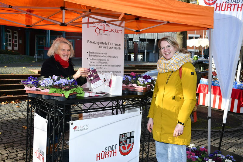 Die Gleichstellungsbeauftragte (l.) stand auf dem Wochenmarkt interessierten Besucherinnen Rede und Antwort.