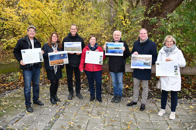 Bürgermeister Dirk Breuer (2.v.r.) und Dr. Rolf Meier (3.v.r.) präsentierten im Beisein aller Beteiligten den neuen Wanderführer.