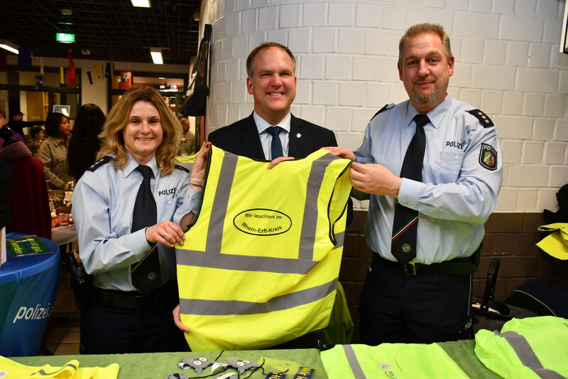 Die Polizeibeamten Nadine Krick und Andreas Wiesner warben mit Bürgermeister Dirk Breuer am Stand der Kreispolizeibehörde des Rhein-Erft-Kreises fürs Tragen von Leuchtwesten.