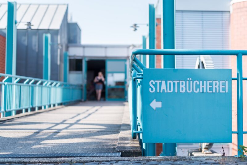 Stadtbücherei Hinweisschild.