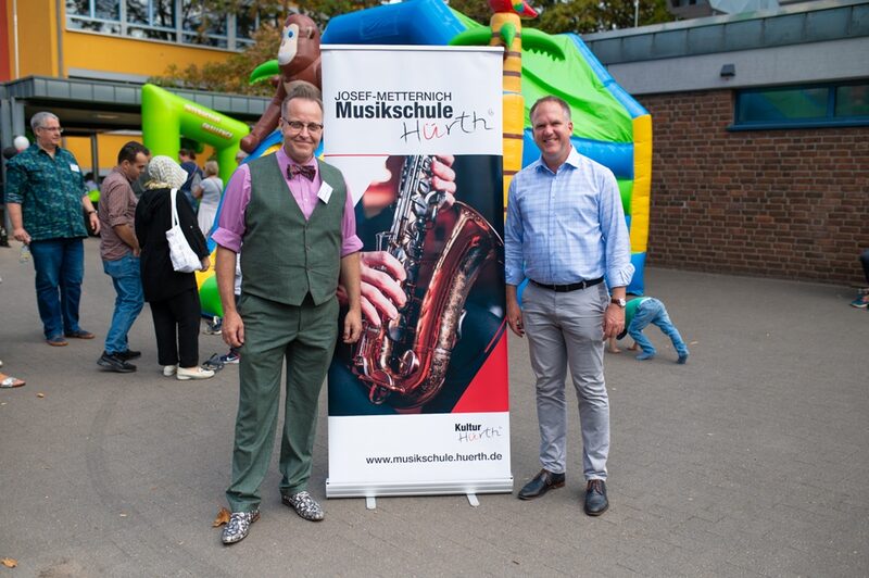 Bürgermeister Dirk Breuer gratulierte Musikschulleiter Michael Schumacher zum gelungenen Musikschulfest.