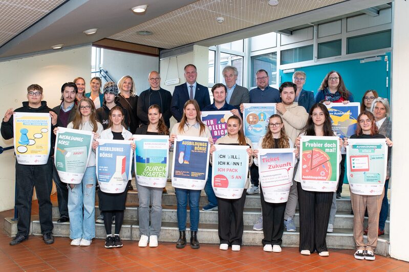 Schüler mit Plakatentwürfen Ausbildungsbörse.