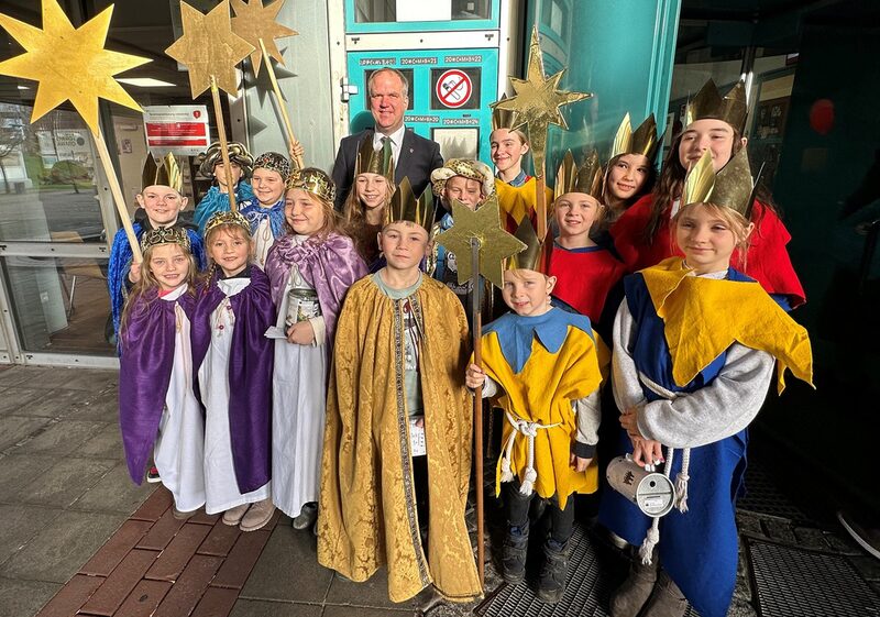 Bürgermeister Dirk Breuer mit Sternsingerkindern.