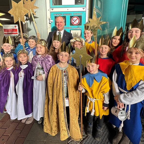 Bürgermeister Dirk Breuer mit Sternsingerkindern.