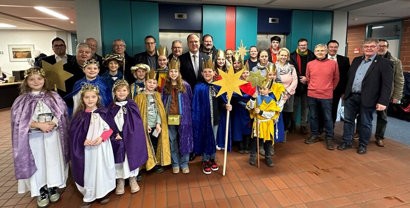 Bürgermeister Dirk Breuer (7. von links) begrüßt gemeinsam mit Ratsmitgliedern und Ortsvorstehern Pastoralreferent Wigbert Spinrath (4. von rechts), die Sternsingerinnen und Sternsinger sowie deren Begleitpersonen im Hürther Rathaus.