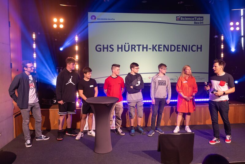 Vertreterinnen und Vertreter der Schülerschaft und des Lehrerkollegiums der GHS Kendenich bei der Preisverleihung des ScienceTube 2023.